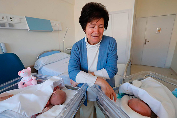 Mujer de 64 años da a luz gemelos y reabre el debate sobre la gestación en la tercera edad  - 1