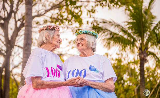 Gemelas cumplen 100 años y reciben como regalo protagonizar una sesión de fotos - 1