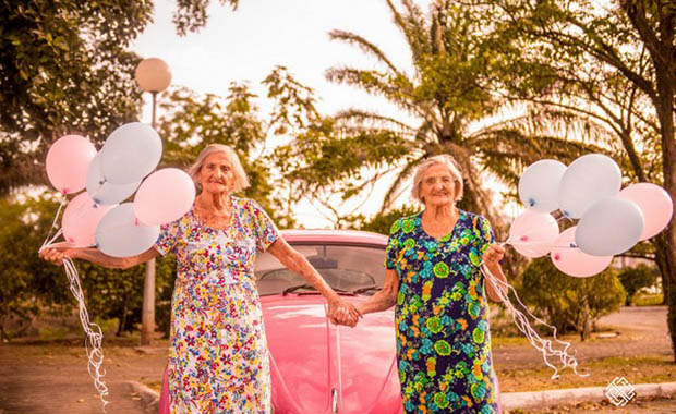 Gemelas cumplen 100 años y reciben como regalo protagonizar una sesión de fotos - 3