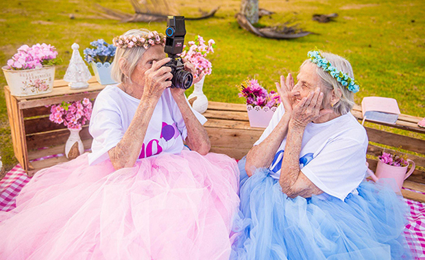 Gemelas cumplen 100 años y reciben como regalo protagonizar una sesión de fotos - 4