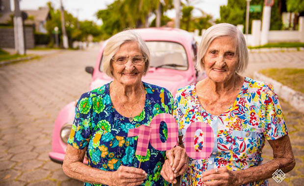 Gemelas cumplen 100 años y reciben como regalo protagonizar una sesión de fotos - 5