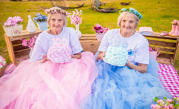 Gemelas cumplen 100 años y reciben como regalo protagonizar una sesión de fotos - 6