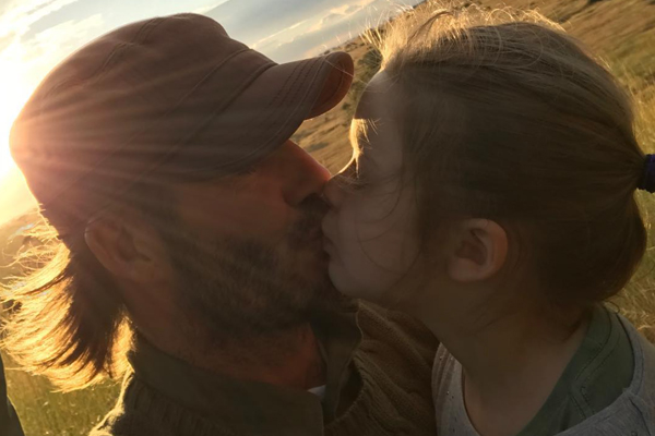 David Beckham besa a su hija en los labios y genera polémica - 1