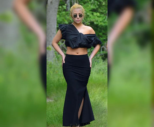 Lady Gaga usó ropa de gala para ¿hacer trekking? - 3