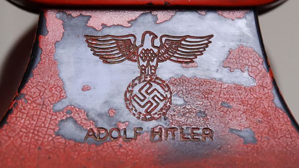 Subastan el supuesto teléfono rojo de Adolf Hitler - 2