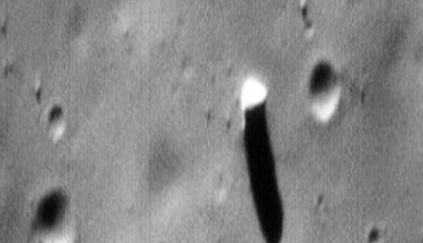 Avistan extraño monolito en una luna de Marte - 1