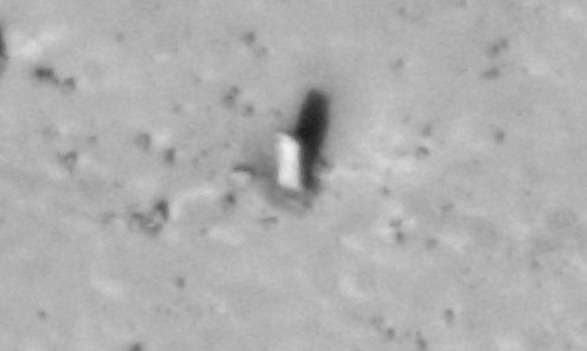 Avistan extraño monolito en una luna de Marte - 2