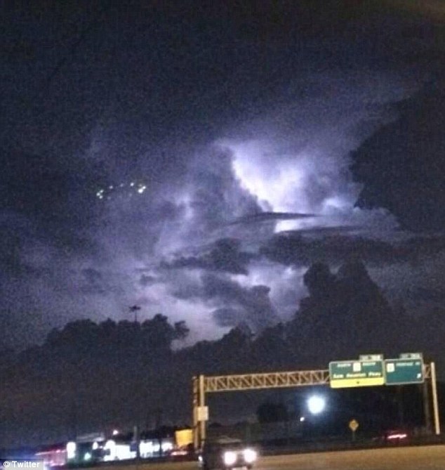 Captan impresionantes imágenes de un supuesto OVNI volando durante una tormenta en Houston - 1