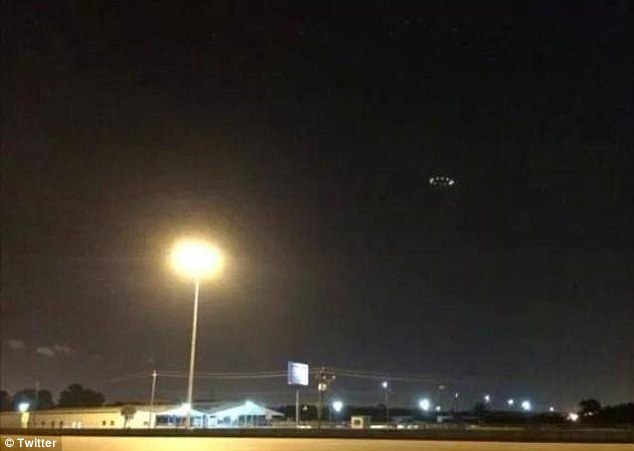 Captan impresionantes imágenes de un supuesto OVNI volando durante una tormenta en Houston - 2