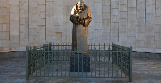 Estatua en homenaje al Padre Pio de Pietrelcina