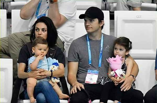Ashton Kutcher e Mila Kunis mostram seus filhos pela primeira vez! - 1