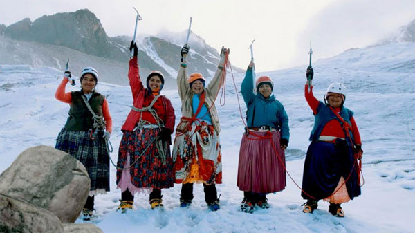 Hazaña de 'Cholitas Escaladoras' que alcanzan la cima del Aconcagua - 1