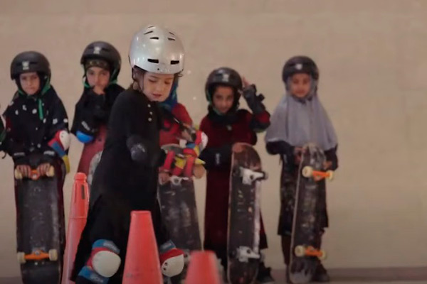 “Aprendiendo a patinar en zona de guerra… si eres niña”, un documental apasionante que necesitas ver - 1