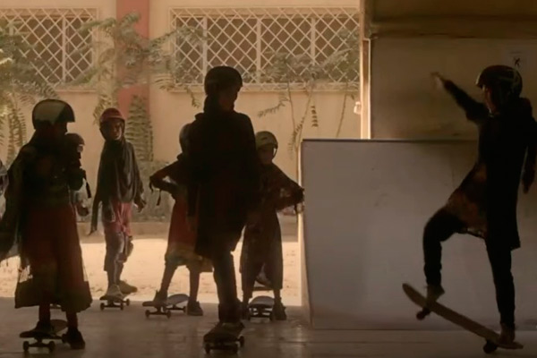 “Aprendiendo a patinar en zona de guerra… si eres niña”, un documental apasionante que necesitas ver - 3