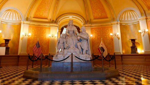 California retirará la estatua de Cristóbal Colón e Isabel la Católica del Capitolio - 1