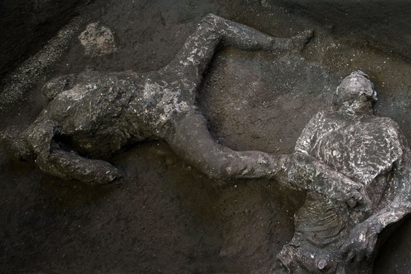  Asombroso hallazgo en Pompeya: descubren los restos de dos víctimas de la erupción del Vesubio - 1