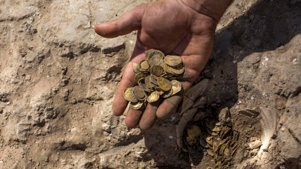 Hallan un tesoro de monedas de oro de hace mil años - 1