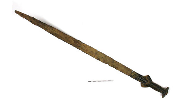  Insólito hallazgo: encuentran una extraña espada de 3 mil años de antigüedad - 2