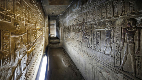 Un trono de hierro alienígena en las pirámides de Egipto - 1