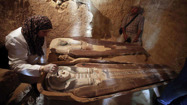Hallan tres nuevas tumbas a la sombra de las pirámides de Guiza - 1