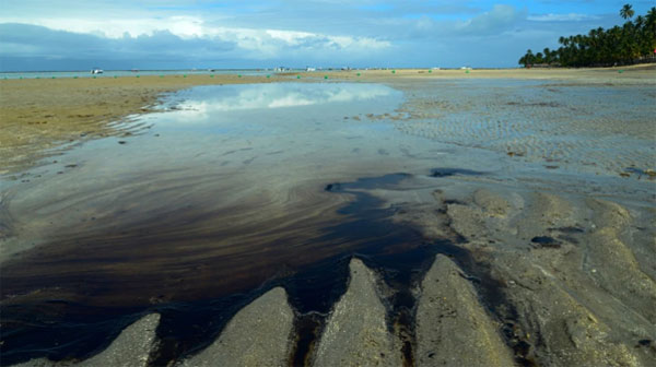 Un derrame de petróleo cubre de negro las playas de Brasil - 1