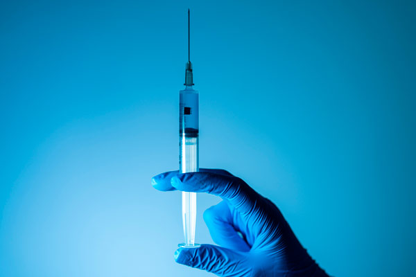 4 teorías conspirativas sobre la vacuna del coronavirus, desmentidas por los expertos - 3