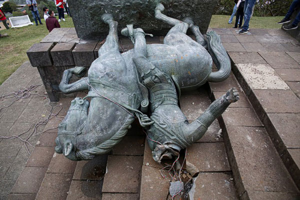Indígenas colombianos derribaron la estatua del conquistador Sebastián de Belalcázar - 1