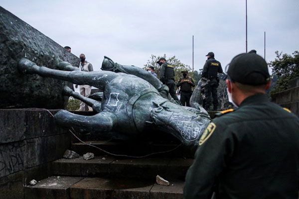 Indígenas colombianos derribaron la estatua del conquistador Sebastián de Belalcázar - 2