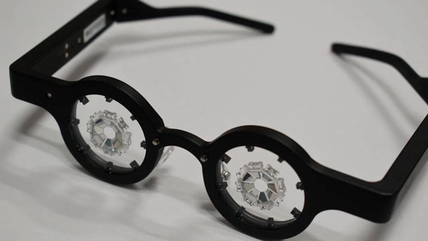 Empresa japonesa lança óculos que prometem corrigir a miopia sem cirurgia - 1