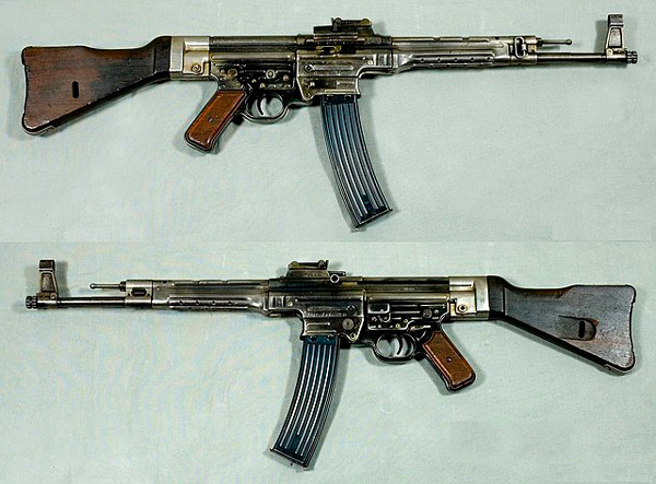 Imagen de un fusil 4-STG 44 (Maschinenpistole 44).